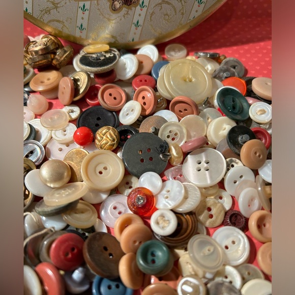 Lot of Vintage Christmas Color Themed Buttons in tin - Picture 5 of 13